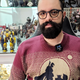 Así se ve el Blink900 enganchado el cuello de un sweater.